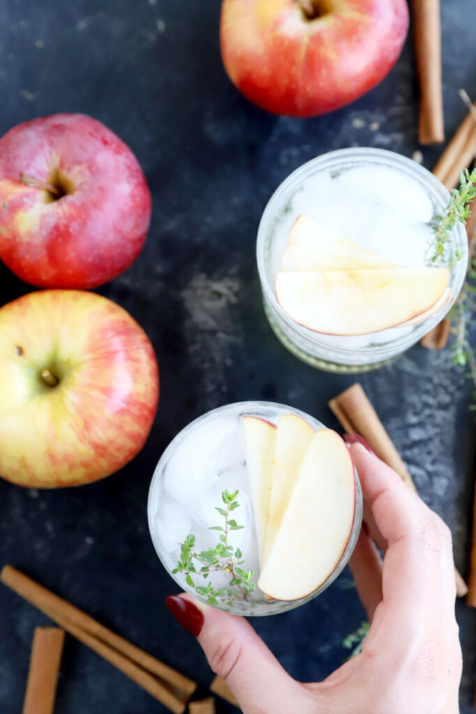 Non-alcoholic apple cinnamon mocktail with a hint of cinnamon