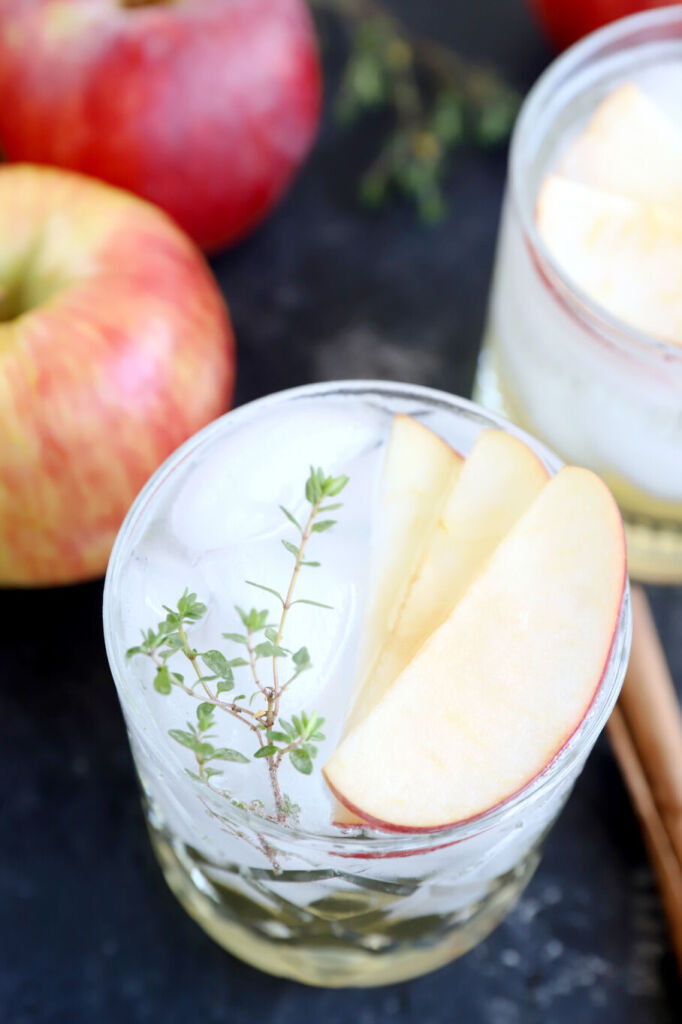 Non-alcoholic apple cinnamon mocktail with a hint of cinnamon