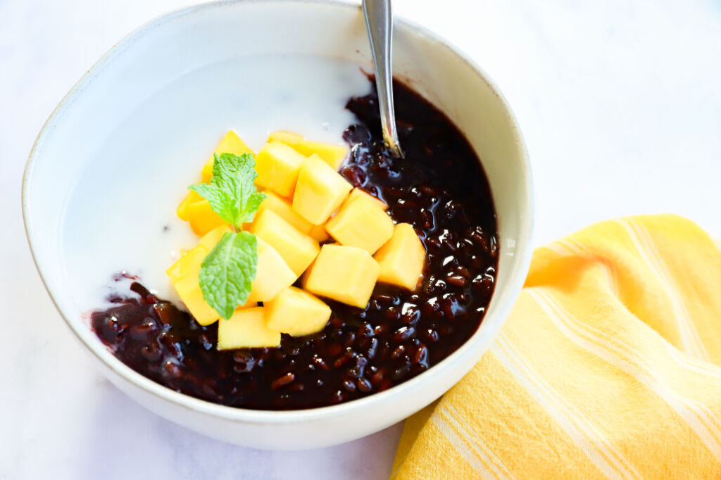 Black rice pudding with fresh mango slices and sticky rice