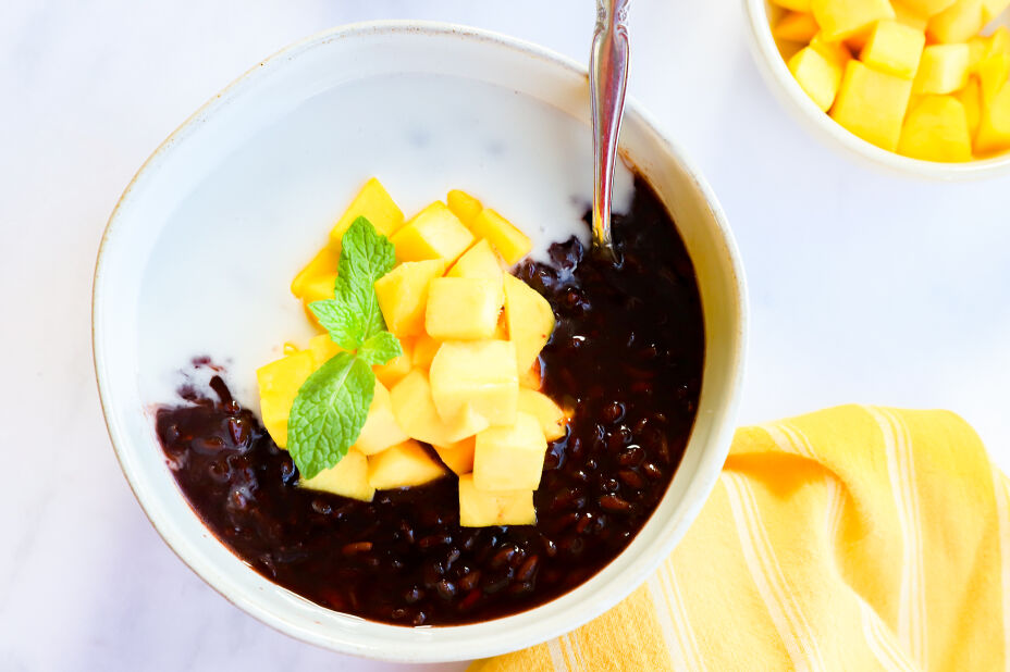 Black rice pudding with fresh mango slices and sticky rice